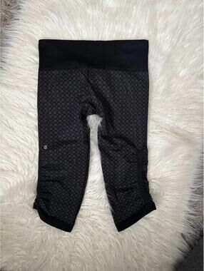 Lululemon cropped Leggings  size 6